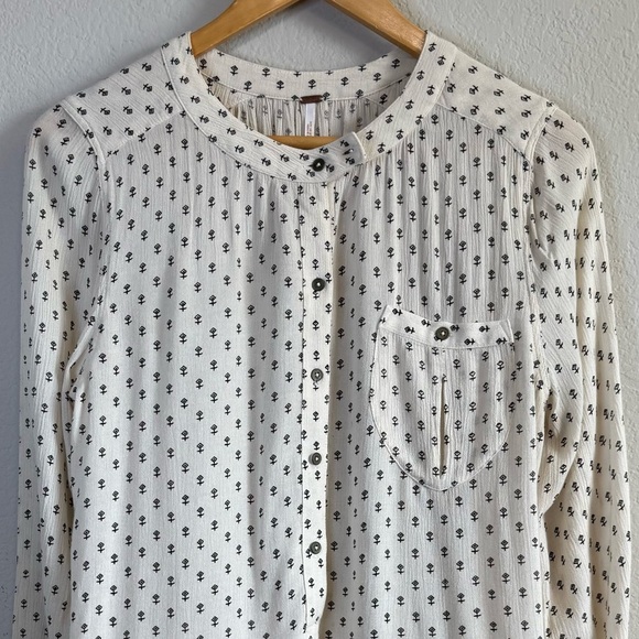 Free People Cream Navy Lightweight Long Sleeve Split Neck Tunic Shirt Top Size S - Picture 3 of 13